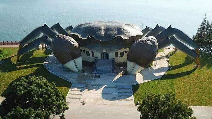 Необычные здания, которые можно увидеть в разных уголках мира (15 фото)